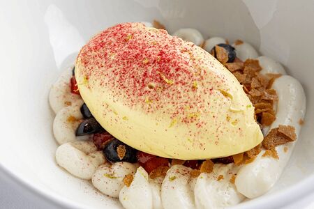 Манго Чиз, кокосовый ганаш и тартар из клубники