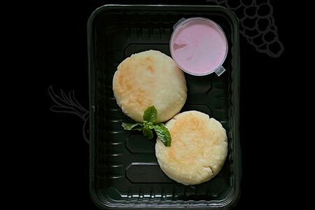 Сырники с черничной сметаной