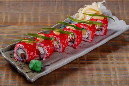 Ролл Токио с лососем и икрой тобико