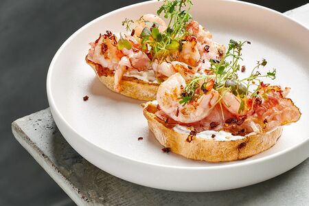 Брускетта с креветками и беконом