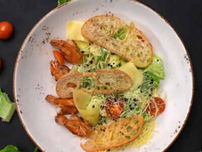 Салат Цезарь с креветками