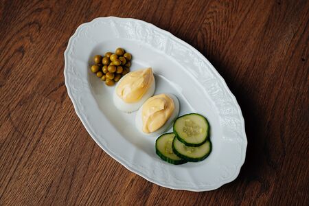 Яйцо куриное с зелёным горошком