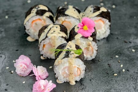 Малый ролл с креветкой, сыром и ореховым соусом №43