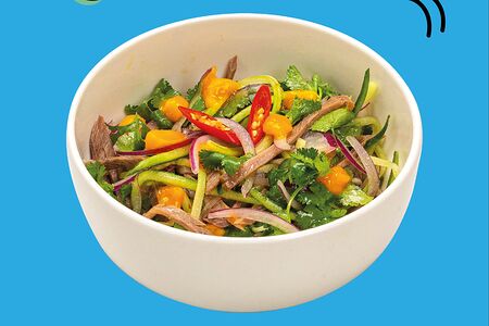 Салат с говядиной и манго