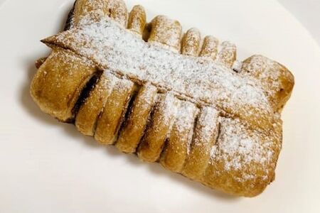 Полоска с творожной начинкой и клубникой