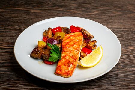 Стейк из форели с овощами