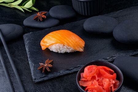 Суши с лососем