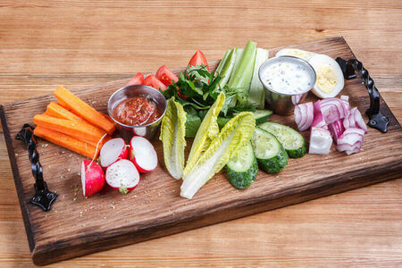 Свежие овощи: помидоры, огурцы, лук, зелень, салат