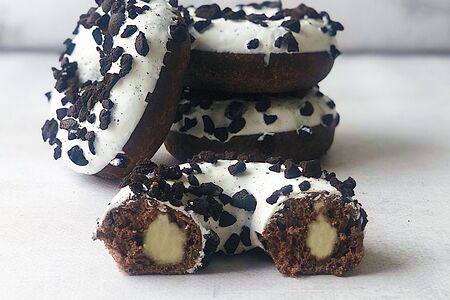 Донат с ванильной начинкой и кусочками печенья