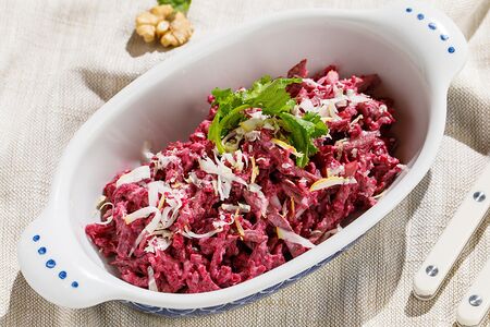 Салат из нежной говядины с копченым сыром сулугуни