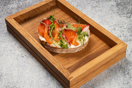 Брускетта семга с огурцом