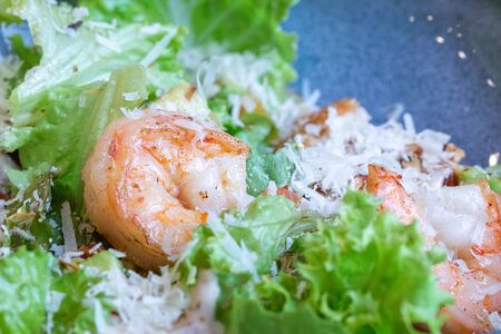 Салат с креветками, вялеными томатами и соусом тоннато