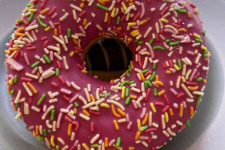 Донат с клубничной начинкой 