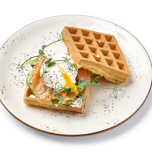Вафли с красной рыбой и авокадо