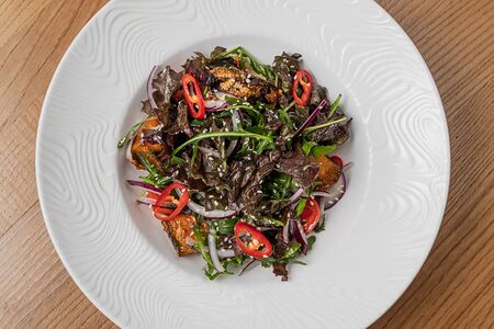 Тёплый салат с баклажанами