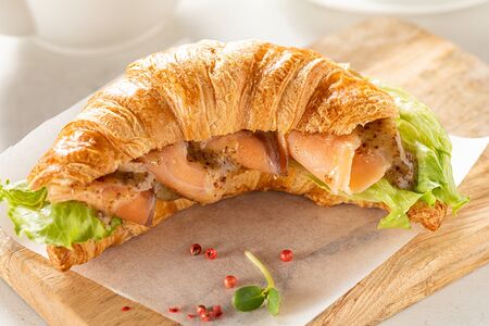 Сэндвич с семгой на круассане