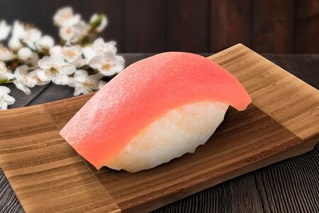 Суши нигири c тунцом