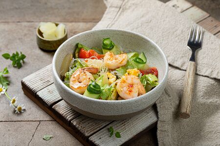 Салат Скрэмбл с креветками и ананасом