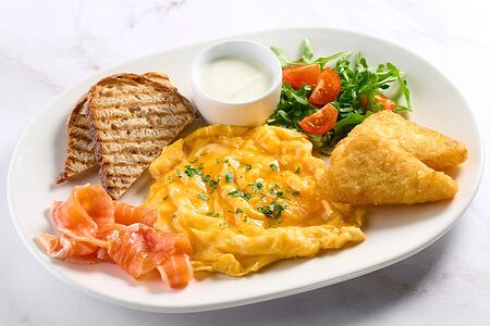 Омлет с семгой и хашбрауном