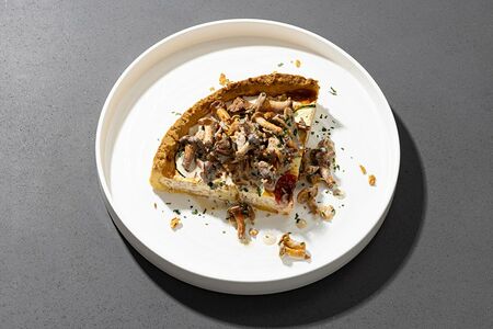 Киш лорен с лисичками и сыром скаморца