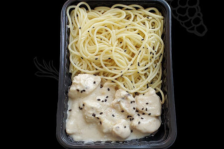 Спагетти с куриным филе в сливочном соусе с беконом