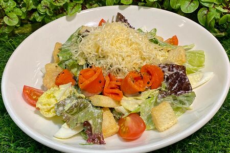 Салат Цезарь с лососем