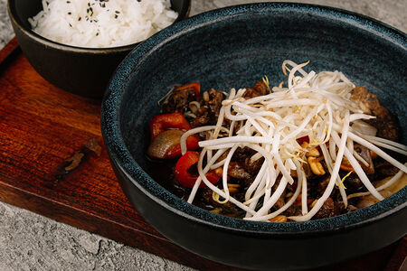 Говядина в перечном соусе с рисом