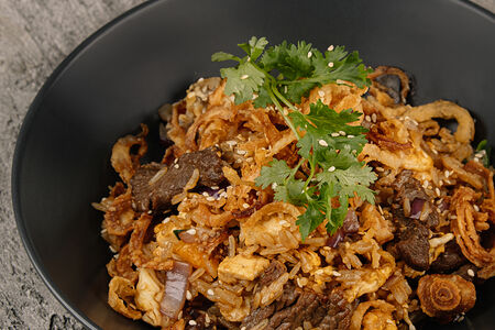 Жареный рис с говядиной