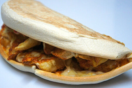 Классическая закрытая пицца с картофелем и телятиной