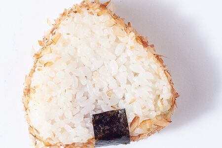 Онигири с тунцом