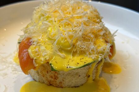 Бенедикт с лососем и теплым шпинатом