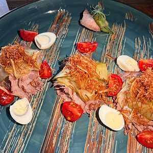 Салат с телячьим языком и соусом Айоли