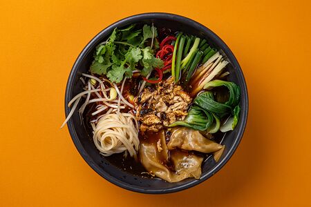 Тайский суп Куай Тиеу с мясными вонтонами и лапшой