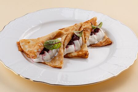 Блинчики с вишней и сливочным кремом 