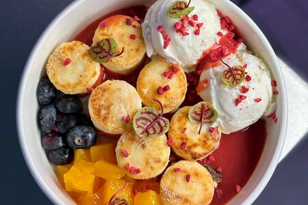 Мини-сырники с клубничным вареньем и ягодами