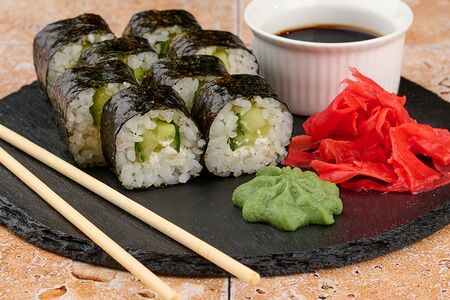 Маки макси с огурцом и сыром