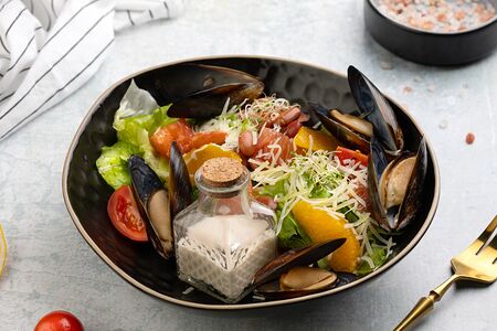 Мидии-салат с фруктами