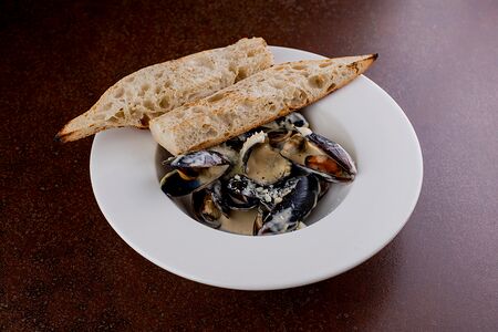 Мидии и сливочная шрирача