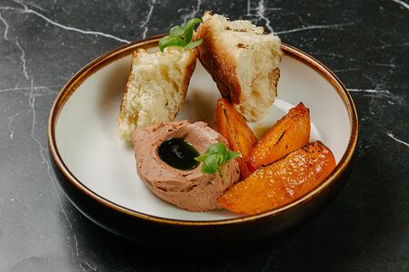 Паштет из индейки со рваной чиабаттой и хурмой