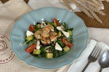 Салат с креветками и авокадо
