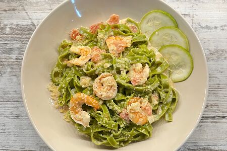 Паста из шпината с креветками 