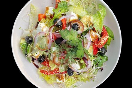 Овощной салат с сыром фета и маслинами