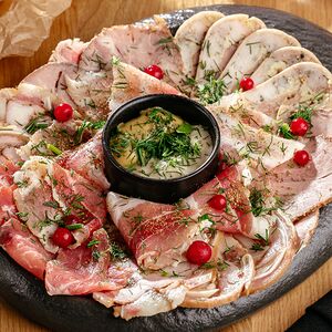 Тарелка домашних мясных деликатесов 