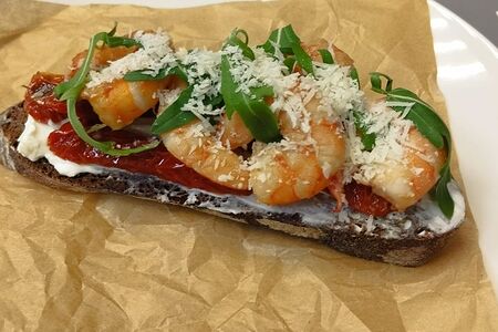 Брускетта с креветками