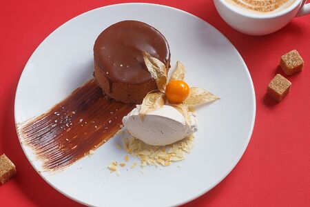 Шоколадный мусс с кориандром и соусом из шиповника и можжевельника