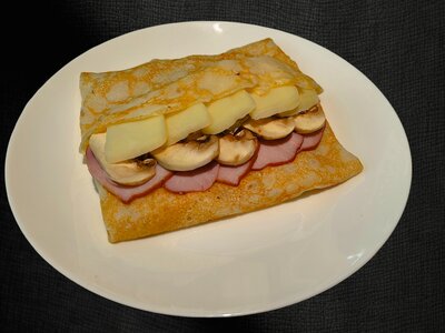 Блины с ветчиной, сыром и грибами