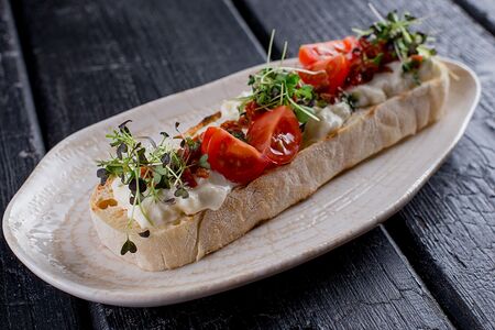 Брускетта со страчателлой, вялеными томатами и соусом песто