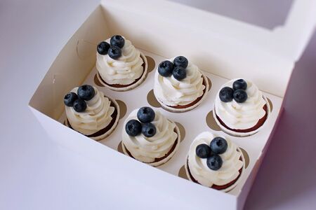 Капкейки с ягодами голубики