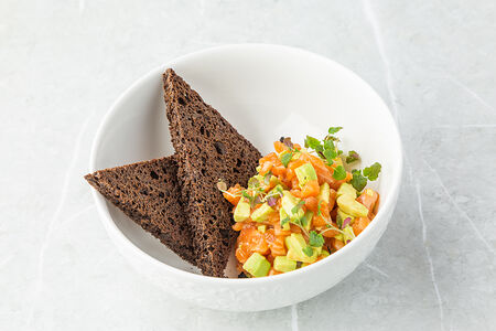 Тартар из лосося с авокадо