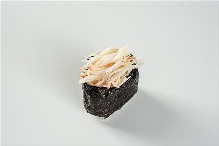 Гункан с камчатским крабом